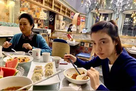 车晓与母亲私下聚餐，调侃母亲请吃饭只有主食，王丽云表情亮了图片