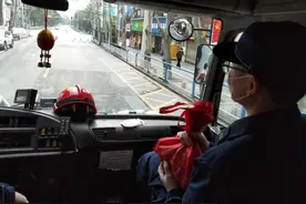 战"疫"镜头｜老兵敬礼致谢消防员图片