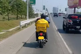 柬埔寨外卖小哥抱着孩子送餐，网友：可怜天下父母心图片