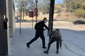 中国黑衣人惩凶除恶，打得美国劫匪抱头鼠窜，手枪顶头一招制服图片