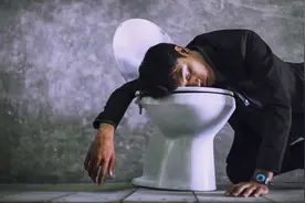 喝酒后尿来得快，要赶紧上卫生间的人比不去的人肾功差？医生辟谣图片