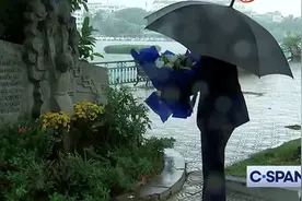 哈里斯越南行，献花美国英雄！仔细一看太尴尬，美军飞行员在投降图片