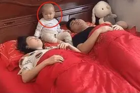 婆婆拍一家三口睡觉，宝宝：“我仿佛看到了未来的艰辛！”图片
