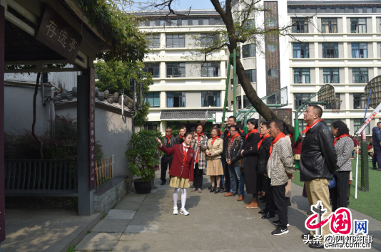成都锦里小学老校友回访母校  为母校的成绩点赞