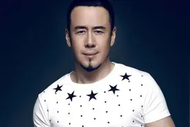 杨坤从好声音导师沦落到街头卖唱，为何走着走着就不红了呢？图片