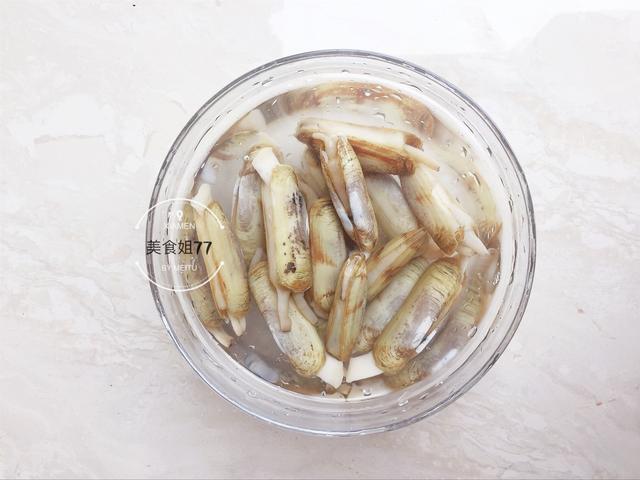 第一步:一般买来的海蛏身上都会有泥土,要先将泥土