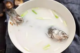 清炖鱼怎么做才不腥？最忌用料酒，记住“5点”，鱼汤鲜香好喝图片