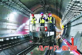 地铁3号线隧道春节“洗澡”，确保节后列车上线调试有序进行图片
