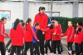 你13岁时多高？山东小女孩身高超姚明！称偶像是哈登图片