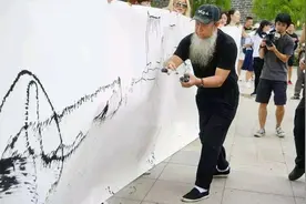 丑书大师邵岩“射书”被网友吐槽，写四字却卖23万！什么道理？图片