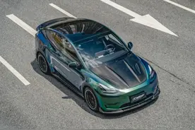 特斯拉Model Y全面改装，碳纤维宽体钻石绿变色膜回头率爆棚图片