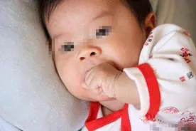 6个月宝宝总握拳被夸可爱，奶奶发现异常送去医院，医生：晚了图片