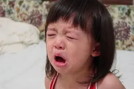不给买玩具就耍赖不走？高情商家长做法被点赞，网友：我咋没想到图片