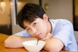 儿子“茶满自饮”，徒弟“壶嘴对人”，餐桌礼仪可见孩子“家教”图片