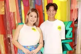 郑欣宜又瘦不少，穿紧身衣脚踩10CM细高跟不嫌累，脸变精致了图片