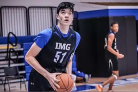 身高2米21！NCAA首秀轰19+5！18岁华裔中锋啥来头？图片