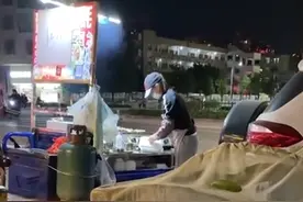 广东一妈妈路边摆摊，孩子在露天帐篷里睡觉，知情人：每天都这样图片