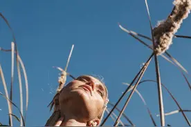 拯救大沙漠，能掐出水的少女肌肤，秋天也一样有图片