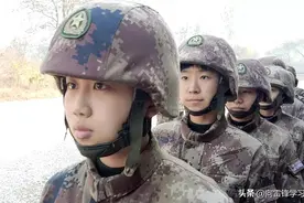 扔手雷？女兵的帅气瞬间来了！图片