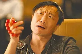 两大笑星罕同框！61岁黄子华穿裙裤抢镜，郑中基胡子拉碴男人味足图片