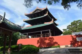 广西奇特古楼，全楼阁没有一根钉子，4根柱子悬空头顶十几万斤图片