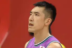 山东男篮意外一幕：陶汉林遭肘击，裁判吹违体，小鲨把对手整惨了图片