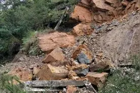 四川成自泸高速边坡垮塌 积压车辆放行完毕 正继续清理抢通道路图片