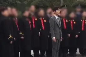 何炅气场太强？穿增高鞋站前排C位，一众法官也只能站在他身后图片