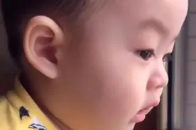 辽宁13个月萌娃每日守在窗前寻找爸爸，看到后萌娃的反应令人感动图片