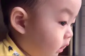 辽宁13个月萌娃每日守在窗前寻找爸爸，看到后萌娃的反应令人感动图片