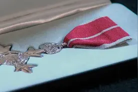 军装胸前那块“花花绿绿”的板子到底是啥？中美差别原来这么大图片