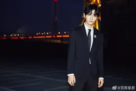 王俊凯活动造型，王俊凯身穿纯黑西装搭配白衬衫，夜幕中身姿挺拔图片