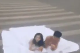 辣眼睛！一情侣裹床单躺斑马线拍婚纱照！衣着暴露，姿势不雅图片