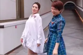 阿紫和关宝慧同框跳舞，53岁依然不服老，为翻红求高人指点改名？图片