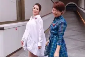阿紫和关宝慧同框跳舞，53岁依然不服老，为翻红求高人指点改名？图片