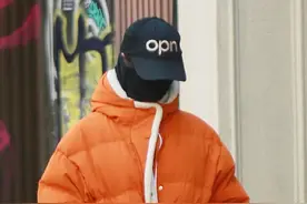 艾米丽现身街头，和老公一起遛狗，整张脸捂得十分严实图片