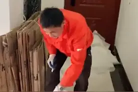 山东一女孩跟爸爸去收废纸箱，玩累后在地上睡着，业主的举动暖心图片