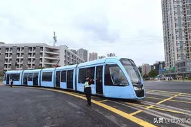 充满争议的成都有轨电车：投资数十亿，运行速度还没公交车快图片