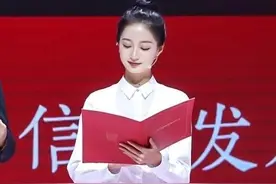 基础款也高级！“领诵女孩”冯琳穿白衬衫配牛仔裤亮相，美成焦点图片
