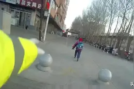 赤峰一小朋友到校门口发现忘记带书包，交警叔叔这波操作暖心了图片