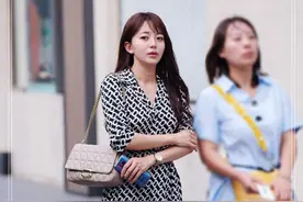 时尚街拍：穿格子裙的美女，清新又甜美，满满的夏日气息图片