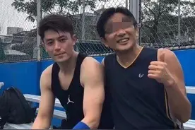 40岁霍建华荷尔蒙爆棚！和友人打球一身的肌肉，硬汉模样不敢认图片