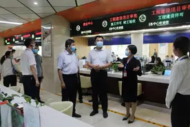 马成群一行来合阳县行政审批服务局督查政务大厅常态化疫情防控工作图片