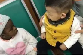 中国宝宝见到黑人小朋友，满脸“黑人问号”，宝宝：他怎么染色了图片