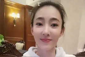 王丽坤近况曝光，穿千元睡衣跳舞笑容甜美，36岁仍被网友夸清纯图片