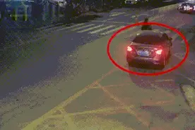 交通安全提醒：过马路不要只牵孩子手，要抓手腕！很多家长都忽略图片