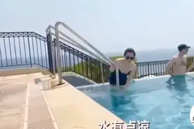 许晴学游泳视频曝光，身穿吊带秀好身材，网友：已经51岁了？图片