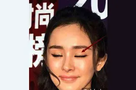 女明星假睫毛“翻车”造型合集，杨幂的像涂了50层，毫无美感图片