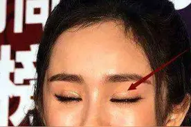 女明星假睫毛“翻车”造型合集，杨幂的像涂了50层，毫无美感图片