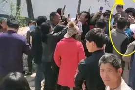 “大衣哥”邻居终于把自己作死了，村委出台村规，只能回家种地了图片